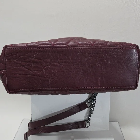 Chic Quilted Shoulder Bag in Rich Burgundy - Picture 4 of 8